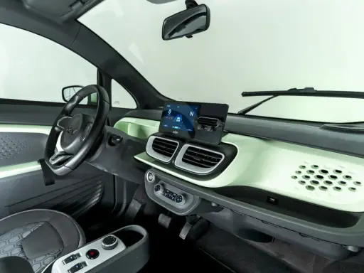 Interni Xev Yoyo: volante, cruscotto con schermo digitale e bocchette d'aria, sedile.