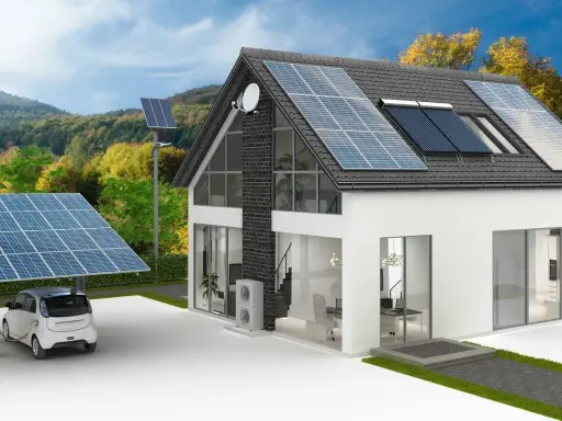 Une maison écologique autonome avec panneaux solaires sur le toit et un carport, une voiture électrique en charge.