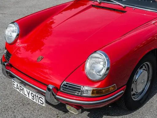 Roter Porsche 901, ein Klassiker mit hohem Wert. Die Front zeigt das Porsche-Logo und die Kennzeichenplatte "EARLY 911S".