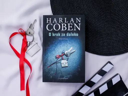 Klucze do domu, czerwona wstążka i thriller Harlana Cobena "O krok za daleko". Czy bohaterowie przekroczą granicę?