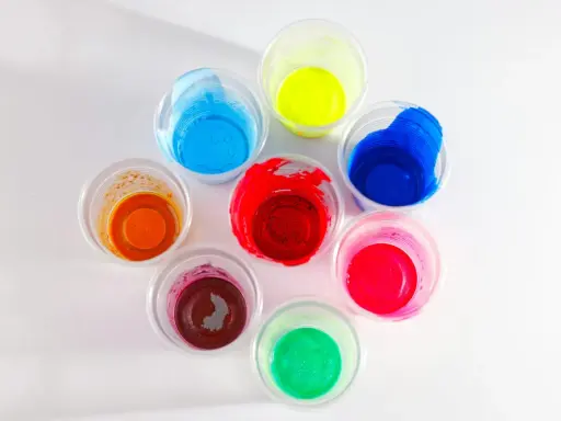 Kolorowe farby w kubeczkach, idealne do malowania plastiku. Znajdziesz tu odcienie czerwieni, niebieskiego, żółtego, pomarańczowego, różowego, zielonego i brązowego.