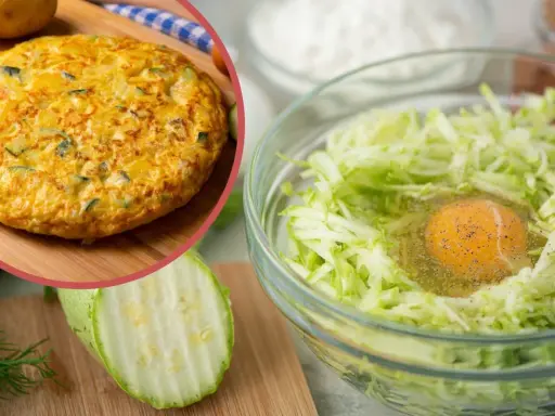 Gotowy omlet z cukinią i ziemniakami obok miski z tartą cukinią i jajkiem, gotowy do przygotowania pysznego dania.