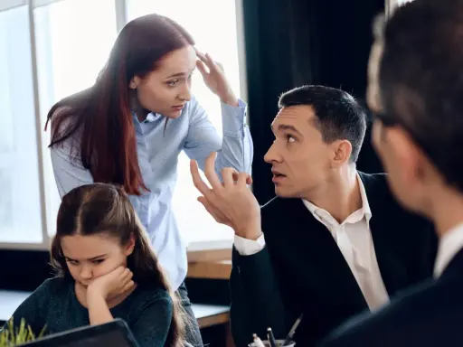 Rodzina dyskutuje o problemie za wysokich alimentów. Wzór odwołania może pomóc w tej trudnej sytuacji.