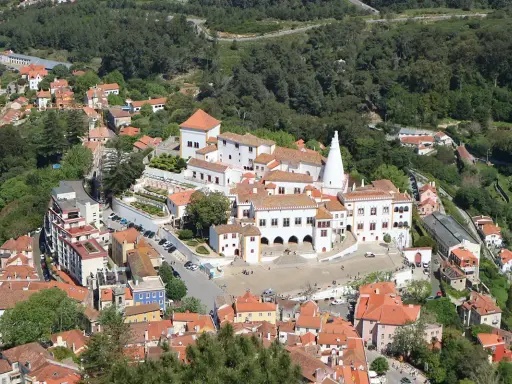 Luftaufnahme des Nationalpalastes von Sintra, ein Wahrzeichen der Region Sintra-Cascais, mit seinen charakteristischen kegelförmigen Schornsteinen.