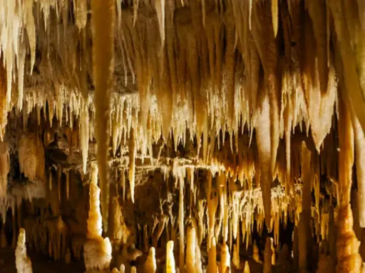 Grotte con stalattiti e stalagmiti, un'attrazione naturale da scoprire tra le cose da vedere vicino Alberobello.