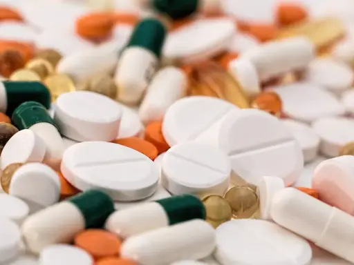 Mnóstwo tabletek i kapsułek. Czy to opioidy, co to jest? Różne kształty i kolory leków.