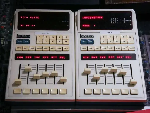 Deux unités Lexicon 224 XL et 480 L, avec des réglages affichant "RICH PLATE" et "LARGE+STAGE", prêtes à sculpter le son avec une plate reverb.
