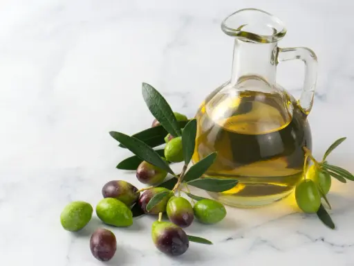 Aceitunas y una botella de aceite de oliva. La palabra "aceite" viene del árabe "al-zayt", que significa "el jugo de la aceituna".