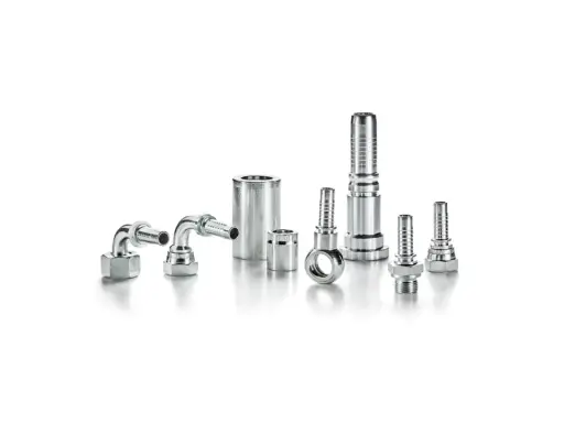 Ensemble de raccords hydrauliques en métal, incluant des coudes et des embouts, prêts à être assemblés avec une douille à sertir.
