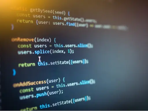Fragment kodu w **Angular** z metodami do zarządzania stanem użytkowników, np. `onRemove` i `onAddSuccess`.