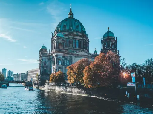 Berliński Dom, idealne miejsce na city break. Rzeka Szprewa, łodzie i jesienne drzewa tworzą malowniczy widok.