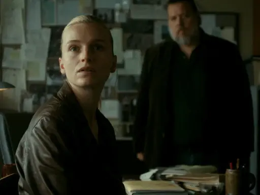 Kobieta w skórzanej kurtce i mężczyzna z brodą w tle, atmosfera napięcia w stylu thriller skandynawski film.