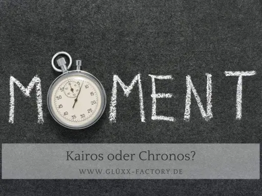 Stoppuhr neben dem Wort "MOMENT", geschrieben mit Kreide. Eine Erinnerung an den griechischen Gott der Zeit, Kairos, der den richtigen Augenblick verkörpert.