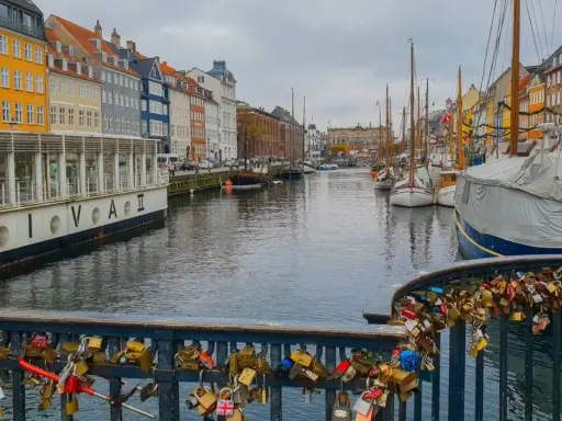 Bunte Häuser am Kanal, Boote und Liebesschlösser – das ist, was man in Kopenhagen gesehen haben muss.