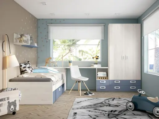 Habitación infantil con cama, escritorio y armario. Paredes en dos colores, beige y azul claro, con un diseño de triángulos.