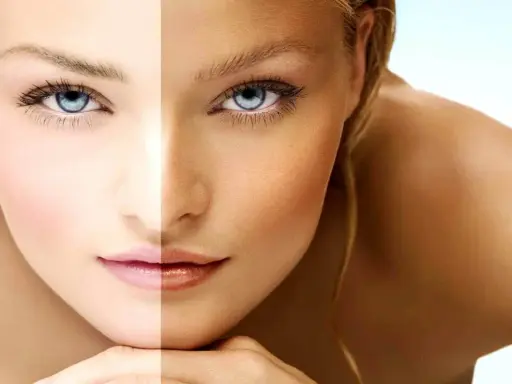 Rostro dividido: piel pálida con un cool undertone y piel bronceada. Ojos azules intensos.