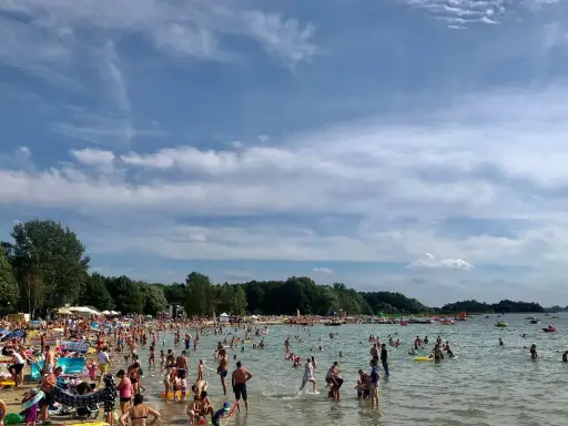 Tłumy ludzi korzystają z kąpieliska w Skorzęcin, ciesząc się słońcem i wodą. To popularne miejsce oferuje wiele atrakcji dla każdego.