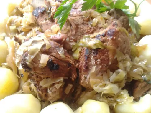 Pyszne żeberka w kapuście z ziemniakami, danie idealne na obiad.