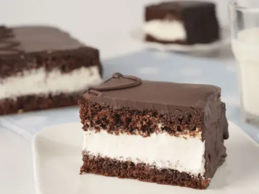 Gâteau au chocolat et à la crème, une recette kinder delice. Un délice pour les yeux et les papilles.
