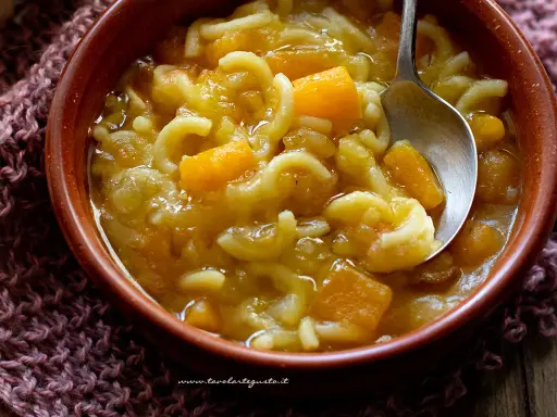 Minestra zucca e patate: facile, cremosa e con i trucchi della nonna