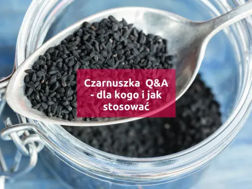 Łyżka czarnuszki nad słoikiem. Tekst: "Czarnuszka Q&A - dla kogo i jak stosować". Dowiedz się, **czarnuszka na co** jest najlepsza.