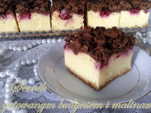 Sernik z budyniem i malinami, pyszne ciasto z kruszonką, kremowym nadzieniem i owocami.