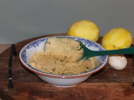 Krämig sås till lammracks, med citron och vitlök som sällskap.