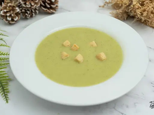 Crema de calabacín suave y reconfortante, adornada con picatostes crujientes. Perfecta para un día fresco.