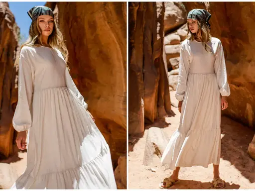 Dwie modelki w lnianych sukienkach boho i chustach na głowie na tle skalistego krajobrazu.