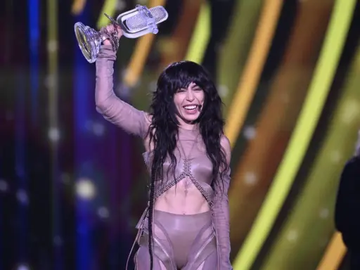 Vinnaren Loreen firar med Eurovision-trofén. Hon har vunnit tävlingen två gånger, vilket är en av Sveriges framgångar.