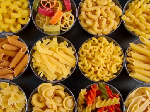Verschiedene Nudelsorten in Schalen. Sind Nudeln gesund? Vollkornnudeln sind eine gute Wahl für eine gesunde Ernährung.