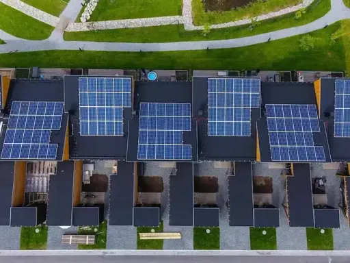 Radhus med solceller på taket. En sol karta över moderna hem som utnyttjar solenergi.