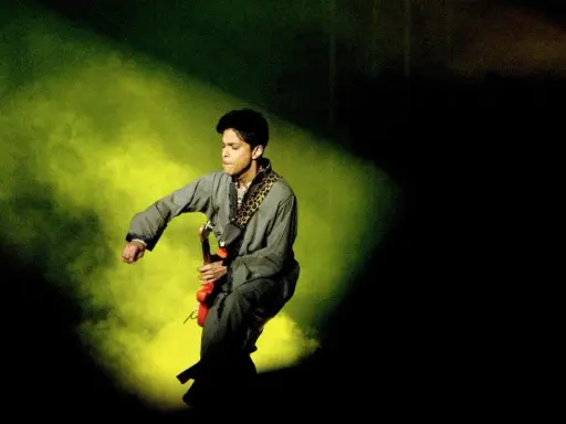 Prince, med sin ikoniska gitarr, levererar en energisk show. En sann "prince way out west"-upplevelse.