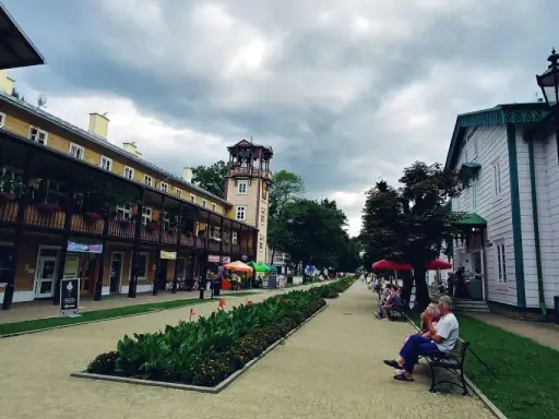 Spacerkiem po Krynicy-Zdroju, gdzie drewniana architektura i zielone rabaty tworzą urokliwe krosno atrakcje.