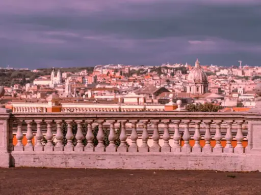Vista panoramica di Roma con cupole e tetti, ideale per sapere dove vedere il tramonto a Roma.