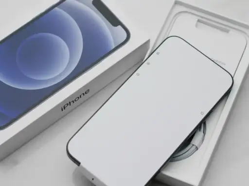 Nowy iPhone w pudełku, gotowy na przejście z Android na iOS. Czysty ekran i logo iPhone zapowiadają nową erę.