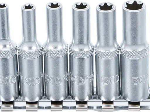 Juego de vasos con puntas de estrella, cada llave torx hembra lista para usar en su carril metálico.