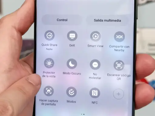 Panel de control de un camara s23 ultra con opciones como Quick Share, Modo Oscuro y NFC.