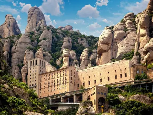 Beeindruckende Berglandschaft bei Barcelona. Ein Kloster schmiegt sich an die Felsen, umgeben von üppiger barcelona natur.