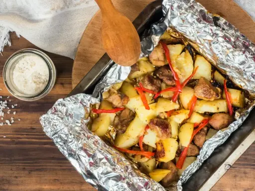 Co zrobić z fileta z kurczaka na szybko? Pieczone ziemniaki z kurczakiem i papryczką chili w folii aluminiowej.