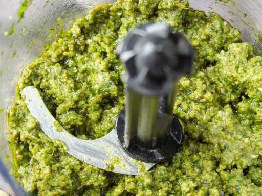 Zielone, świeże pesto w malakserze, gotowe do użycia. Tak właśnie wygląda proces, jak zrobić pesto.
