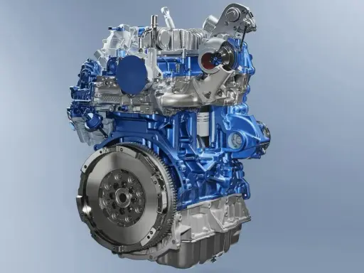 Silnik Ecoboost z turbosprężarką, widoczny w przekroju, z niebieskimi i srebrnymi elementami.