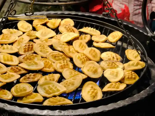 Na grillu w karczmie góralskiej pieką się liczne oscypki.