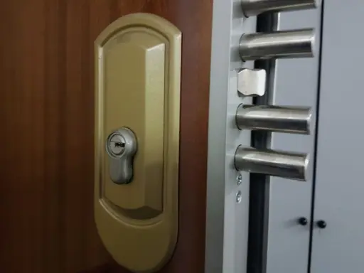 Cerradura de seguridad de puerta con múltiples bulones. Es hora de cambiar cerradura puerta para mayor protección.