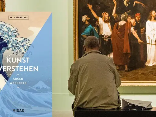 Ein Mann betrachtet ein Gemälde in einer Galerie. Daneben liegt ein Buch mit dem Titel "Kunst verstehen", das die moderne Kunst thematisiert.