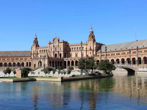 La Plaza de España a Siviglia, uno dei monumenti famosi nel mondo, con il suo canale e il ponte ad arco.