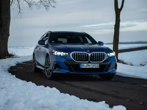 Blauer BMW 540d auf winterlicher Straße, bereit für den Test.