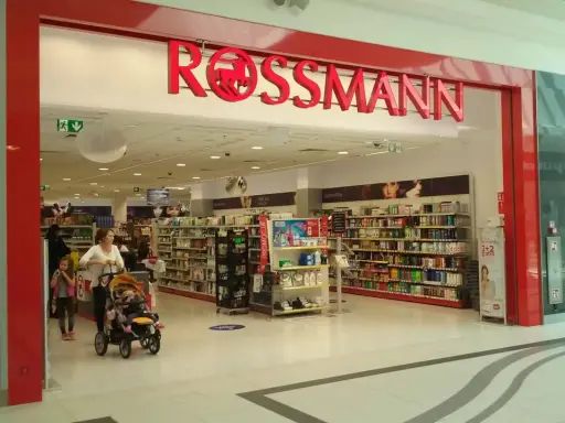 Rossmann: Jak wywołać zdjęcia? 3 metody, ceny, porady