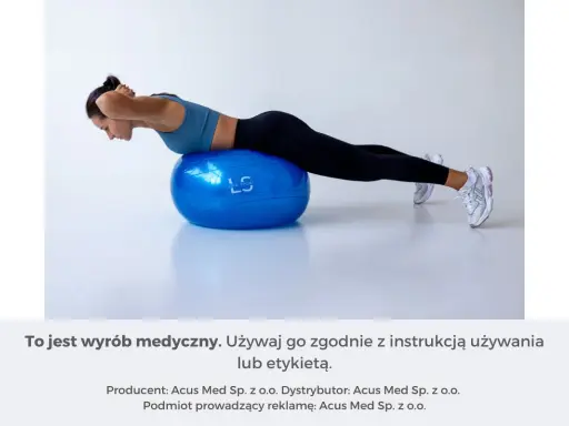 Kobieta ćwiczy na dużej, niebieskiej piłce gimnastycznej. Jaki rozmiar piłki gimnastycznej jest potrzebny do takiego ćwiczenia?