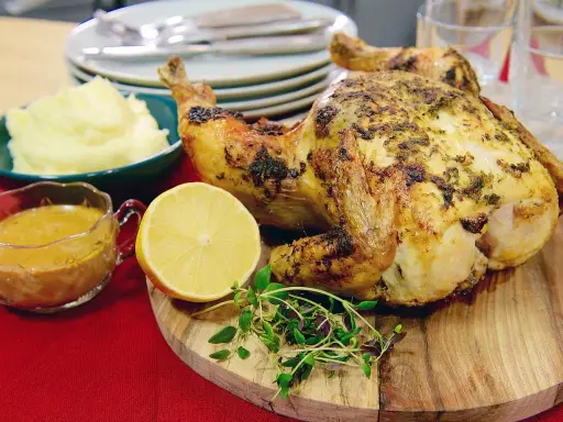 Hel kyckling i ugn med citron, potatismos och sås. En härlig måltid!